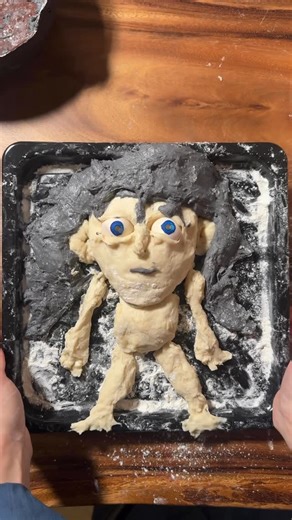 経塚 翼 - Tsubasa Kyoduka - on Instagram: "⬇️材料、作り方はこちらに苦しく書いてます。 【材料】 強力粉 : 400g 砂糖 : 40g 塩 : 6g ドライイースト : 小さじ2 牛乳 : 130g 水 : 140g 無塩バター : 40g 地球グミ（白） : 2個 黒の着色尿 : 適当 【作り方】 ① 強力粉 : 400g、砂糖 : 40g、塩 : 6g、ドライイースト : 小さじ2、牛乳 : 130g、水 : 140g、溶かした無塩バター : 40gをしっかりこねて、一次発行させる。（生地の1/3量には黒色の着色尿を混ぜて黒色の生地も作っておく） ②動画のように富岡義勇の形を作り、髪の毛、口などは黒色の生地で作る。目玉は地球グミがおすすめ。 ③150°に予熱したオーブンで20分ほど焼いたら完成です。 -------------------- #富岡義勇 #鬼滅の刃 #バレンタイン"