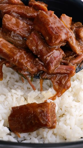 This family dinner recipe is sweet and tangy with tender flank steak made in no time. Instant Pot Mongolian beef is an absolutely delicious meal that everyone will love. Recipe -> https://www.sixsistersstuff.com/recipe/instant-pot-mongolian-beef-recipe/ | Six Sisters' Stuff
