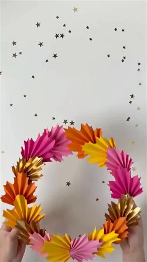 DIY simple leaf wreath ✨🍁! The perfect craft for fall ☺️🩷 Comment LEAF to get the free template sent to your inbox 🫶🏻 And BOOK to get #thebigbookofhappycrafts 🌈 Uno de mis proyectos preferidos del libro!! Comentá libro para recibir el enlace del libro The big book of happy crafts y LEAF para la plantilla :) #diy #wreath #paperflowers #tutorial #paperleaves #flowerwreath #fall #fallwreath #miami #miamicreator | Lucia Mallea