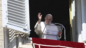 Pope at Angelus: Christians must share the glorious light of God's love - Vatican News