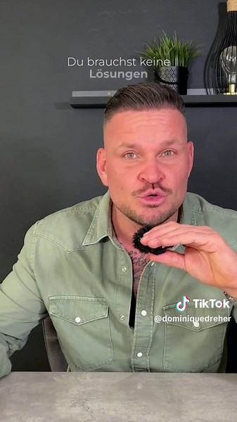 Es gibt Sätze, an denen eine Frau erkennt, dass sie einem Mann begegnet ist, der wirklich da ist. Kein Schauspiel, keine Rolle, kein Spiel. Nur Präsenz. Der erste Satz öffnet ihr Herz: Wie fühlt sich das für dich an? Es ist die Einladung, gesehen zu werden, ohne analysiert zu werden. Der zweite Satz trägt sie: Gib mir etwas davon ab. Nicht als Hilfe, sondern als Haltung. Verantwortung, die sich anfühlt wie Schutz. Der dritte Satz lässt sie atmen: Red weiter. Ich bin hier. Sie braucht keinen Mann