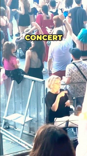 Taylor Swift sign language interpreter during ‘Shake It Off’ at Eras Tour ❤️👏 #shorts #taylorswift