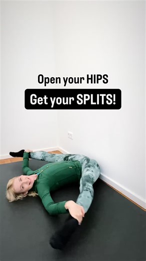 KATARINA | Stretchilates on Instagram: "Get your splits! #reclinedsplits #straddlesplits #middlesplits #gymnastics #balletfeet #balletfeet #balletflexibility"