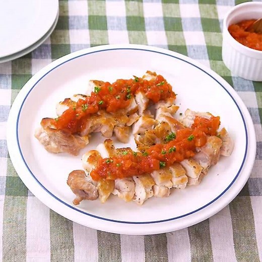 絶品おかず！ チキンソテーのトマトソースがけのレシピ動画・作り方 | デリッシュキッチン