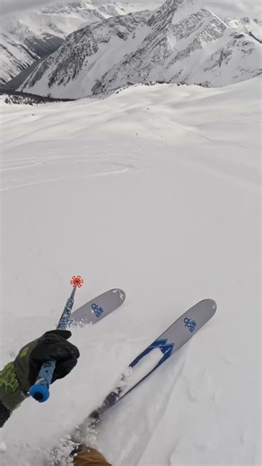 SKIING PERFECT POWDER IN ROGERS PASS #backcountryskiing