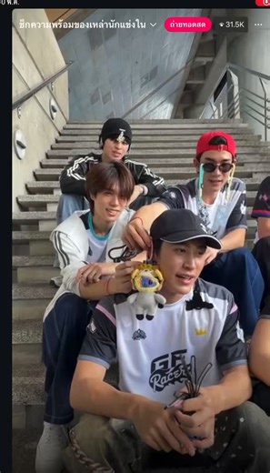ปอนด์มีเรดาร์จับผิดความหนุ่มวายพี่เลโอตลอด พี่เลโอเขาแซวเจมโฟ้ด ฮีก็มองรีแอคเขาละยิ้มจนพี่เขาถามว่าปอนยิ้มไร ฮีบอกป่าว ตอนพิมองเจมิไน้น์ เหมือนพิแอบมองโฟ้ด พิเลโอตัดไปเลยว่าพี่ก็ฟินหมดแหละ คือนางจับผิดความหนุ่มวายพี่เลโอทำไมวะ5555PONDPHUWIN LOL2026 LIVE#LOLFanFest2026LIVE#ปอนด์ภูวินทร์ #PondPhuwin