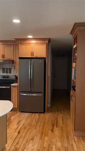 What makes this bold color so tranquil? ✅ A complementary soft green ✅ Natural wood textures ✅ White accents to balance it all out. 📸: @cci.design | KraftMaid Cabinetry