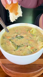 Broccoli Cheddar Soup 🤤 Full recipe later today! #broccoli #broccolicheddarsoup #sopa | Lov.kari
