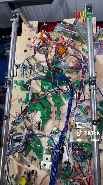 Manutenção rolando por aqui! 😎 Está esperando o quê pra garantir a sua? Entre em contato conosco agora mesmo e bora realizar esse sonho! 🔥 #Funhousepinball #Pinball