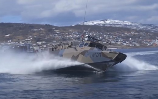 美国海军陆战队和挪威海岸游骑兵进行CB90快速突击艇训练