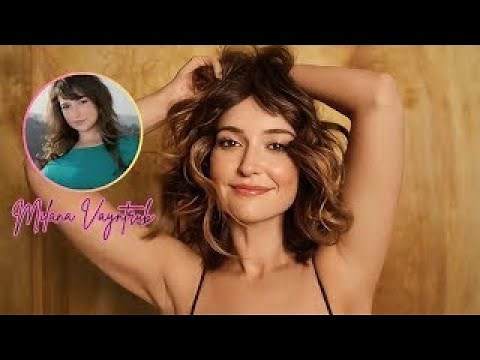 Milana Vayntrub Shows Off Her Actual Size In A New Photo