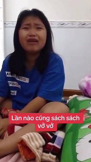 Phần 2: Tâm sự của bé lớp 5 với mẹ. Mình đăng lên mong cho phụ huynh hiểu được trẻ nhiều hơn, bé trong clip chỉ muốn mẹ hỏi thăm em, bé không đòi hỏi gì quá đáng mà đúng không cả nhà. Mẹ bé thì nghĩ theo cách của mẹ bé, ở đây không có đúng hay sai nên cả nhà đừng trách bé, cũng đừng lên án người mẹ. Tại 2 mẹ con không hiểu nhau đúng không cả nhà?#giaoviencap3 #cuocsongthuongngay #mevacongai