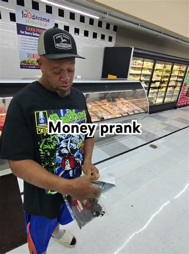 Money 💰 prank . He say let’s split it 😂😂😂#viral #viralreelsシ #laugh #funny #love