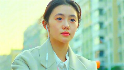 “老谋子：我早说过她有天赋，你们却非要说她是我妈！”，一口气看完国产高分电影《灿烂的她》：照进我们生命的那道光，或许是奶奶慈祥的模样！