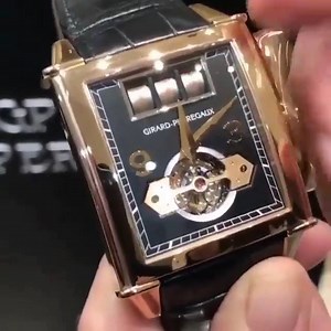I reckon playing around with this watch would be somewhat addictive! The Girard-Perregaux Vintage 1945 Jackpot Tourbillon features a tourbillon with gold bridge and a mechanical slot machine! 😍💵👌🏻 This is no ordinary slot machine; it's actually a true recreation of the very first slot machine in the world, dubbed "The Liberty Bell". Pull the lever on the right side of the case and the three wheels begin to tumble. Each wheel boasts five different symbols, creating 125 different possible outc