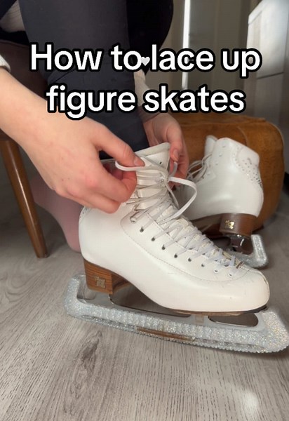 How to tie figure skates for beginners ❤ #figureskating #⛸️ #iceskating #figureskatingtiktok #learntoiceskate #lacingtutorial #figureskates #risport #edea #jackson #beginnerfigureskater #eislaufenlernen