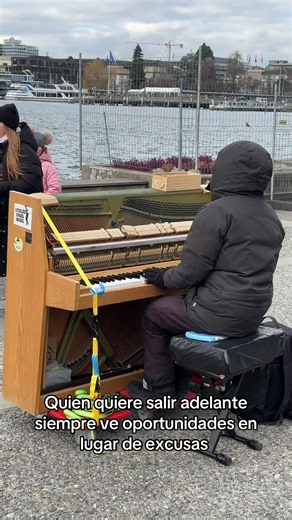 Este joven en zurick toca el piano cada día frente al lago sin importar el frío #viral #paratiiiiiiiiiiiiiiiiiiiiiiiiiiiiiii #parati #piano #zurich @Nicolas Engel