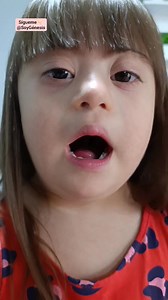 👅 PRAXIAS LINGUALES: En la terapia de lenguaje, las praxias son ejercicios que trabajan los movimientos coordinados de los órganos del habla (labios, lengua, mandíbula) para mejorar la articulación y la pronunciación. 💡Algunas formas sencillas y efectivas para trabajar las praxias linguales en la terapia de lenguaje: ✅ Sacar y meter la lengua repetidamente. ✅ Mover la lengua de un lado a otro, tocando las comisuras de los labios. ✅ Tocar el paladar con la lengua, como haciendo clic. ✅ Lamer lo