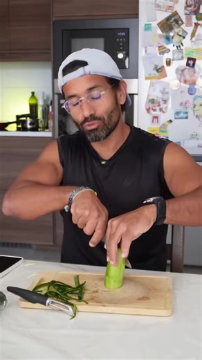 Voici une liste de 100 aliments à moins de 50 kcal pour 100g : | # | Aliment | kcal/100g | | 1 | Concombre | 12 | | 2 | Laitue | 13 | | 3 | Céleri | 14 | | 4 | Radis | 16 | | 5 | Épinards | 17 | | 6 | Courgette | 17 | | 7 | Champignon de Paris | 18 | | 8 | Tomate | 18 | | 9 | Chou-fleur | 20 | | 10 | Poivron rouge | 20 | | 11 | Poivron vert | 21 | | 12 | Asperge | 21 | | 13 | Endive | 22 | | 14 | Aubergine | 23 | | 15 | Brocoli | 25 | | 16 | Chou blanc | 25 | | 17 | Chou rouge | 26 | | 18 | Poir