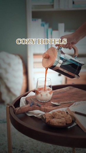 We’ve lined up the coziest hotels for your winter getaway in Boston, all filled with the warm fuzzy feeling that makes Boston your home-away-from home! #boston #cozyhotels #bostonhotels #wheretostayinboston #wintervacation #wintertrip #greenscreen