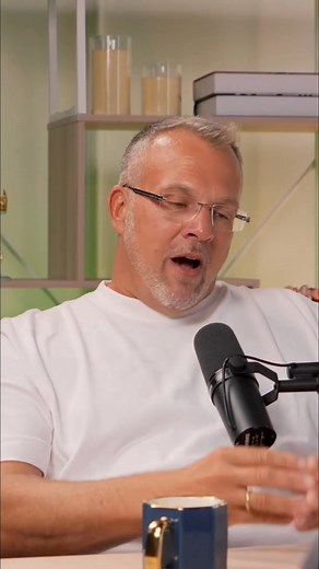 Ein Mann erklärt in einem Podcast, wie Bitcoin-basierte Kredite und Einkäufe funktionieren. Erfahren Sie mehr über die Vor- und Nachteile dieser innovativen Finanzinstrumente. #Bitcoin #Kredite #Einkäufe #Podcast #Finanzen | Ado Dubai | Facebook