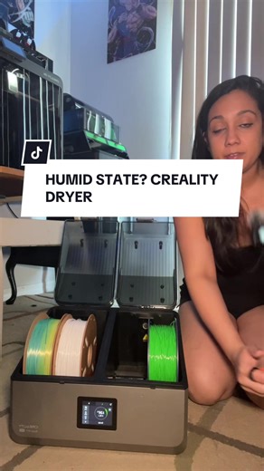 Humidity changes everything. Even brand-new filament can absorb moisture. Keeping filament dry is one of the easiest ways to improve print quality across every material. #filament #3dprinting #filamentdryer #3dprintingtips