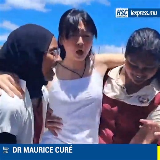 🔴HSC 2025 | Arrivée festive de Sarah Emilie Pin Young au collège Dr Maurice Curé Sarah Emilie Pin Young arrive entourée de ses parents et portée par ses camarades, sous une pluie d’applaudissements, de musique et de cris de joie. Ses parents se disent fiers d’elle et de son travail acharné. Dans une atmosphère électrique, elle retrouve aussi Bhavya Mohesswa et, dans un geste spontané de complicité, elles se félicitent. #HSC2025 #ResultatsHSC #Education #Lauréats #Maurice | L'express Maurice