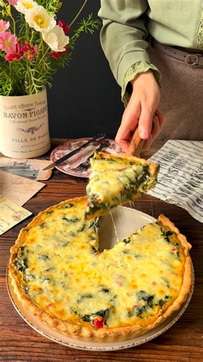 Hatice Öncel on Instagram: "Recipe is in the comments🤗 Ispanaklı Kiş Tarifi Ispanak ve kaşarın buluştuğu lezzetli ve sağlıklı bir kiş yaptım, kokusu evi sardı 👌 Deneyen herkes bayılıyor, mutlaka kaydedin. 💛🥧 Malzemeler Hamuru için: * 100 g tereyağ * 2 yemek kaşığı yoğurt * 1 adet yumurta * 1 çay kaşığı kabartma tozu * 1 çay kaşığı tuz * Yaklaşık 2,5 su bardağı un İç harcı için: * 500 g ince doğranmış ıspanak * 1 adet ince doğranmış soğan * 3 yemek kaşığı sıvı yağ * 1 adet yumurta * 1 adet kı