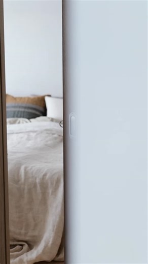 SWEDOOR Sverige on Instagram: "En skjutdörr är ett utmärkt alternativ för att spara på yta, och med vårt tillval SoftClose stängs dörren tyst och behagligt 🤎 Du ser hur i videon!⁠ Det går att beställa SoftClose på både inbyggda och utanpåliggande skjutdörrslösningar.⁠ ⁠ #swedoor #swedoorse #renovera #innerdörr #ekdörr #vitlasyr #trädörr #StableNature #SoftClose"