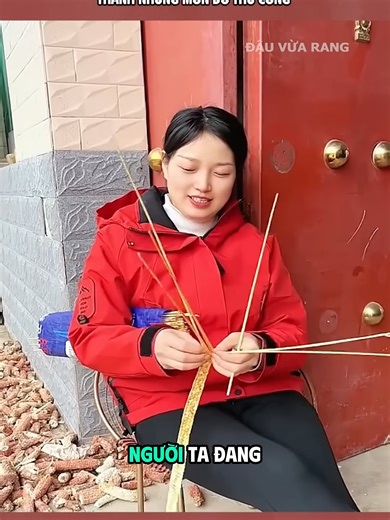 Tết rơm rạ thành những món đồ thủ công cực đẹp