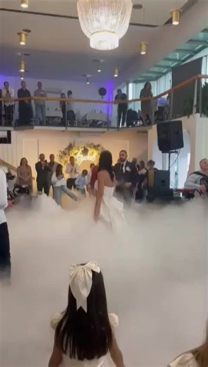 Smešan trenutak na svadbi uz Kolo i Moravac! 🤣