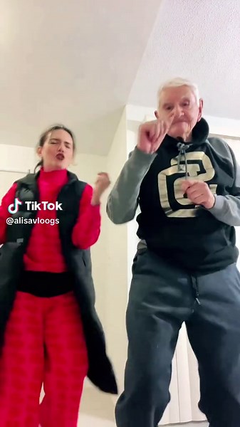 Alisa y el Viejo: Un Encuentro Inesperado