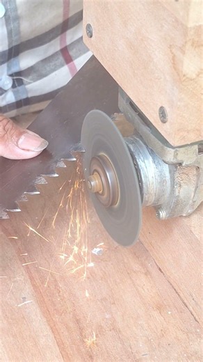 Sharpening a hand saw using a grinder #woodworkingidea #woodworkingtools #diy