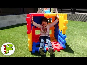 レオくんがカラフルブロックでおうちをつくるよ！ビッグワッフルブロック！ トイキッズ