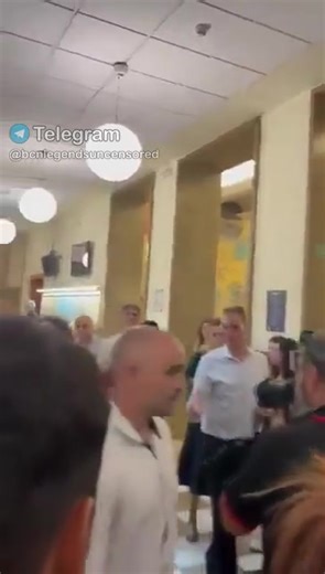 🟣♀️🪧 Unos estudiantes increpan duramente a Irene Montero por "sueltavioladores" en la Universidad de Granada donde iba a impartir una charla Y la dirigente de la formación morada, como no podía ser de otra manera, ha contestado llamándoles (redoble de tambor) FASCISTES | Accion Policial