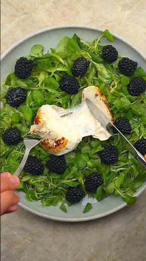 Ziegenkäse Salat mit Ziegen Camenbert, Vogerlsalat und Brommbeeren