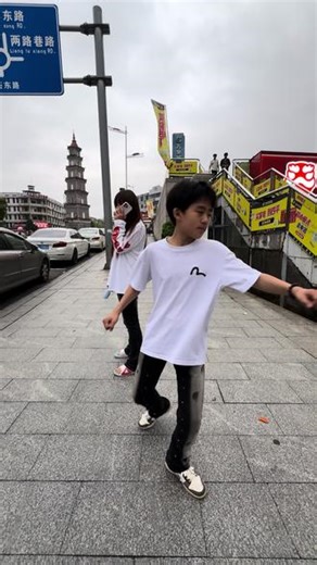 没穿轻奢的那些日子里，从不会被外在的标签捆绑，也不会被世俗的眼光裹挟。身上没有大牌logo加持，没有精致昂贵的配饰点缀，只有简简单单朴素平价的衣裳，干净随和，陪我走过一段又一段平凡的时光。 从前不懂穿搭的攀比，不在意衣服的档次，不用纠结身上穿搭能不能撑住场面，不用刻意伪装体面。一件衣服可以穿很久，舒服干净就足够，褪去所有浮华的包装，不用迎合别人的审美，不用迎合世俗的虚荣。 日子平淡普通，内心却