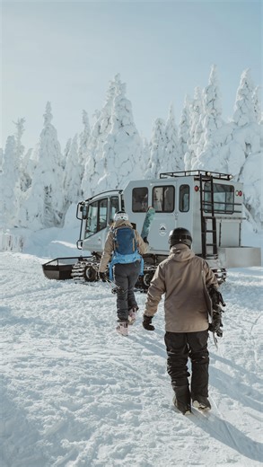 💥 Le Catski est de retour à la Station touristique Massif du Sud et on a eu la chance de vivre l’expérience avant son ouverture officielle. Et on n’a clairement pas été déçus! Un bel ajout à la station qui permet d’explorer l’arrière-pays, à une vingtaine de minutes du sommet. Gros coup de cœur pour la poudreuse incroyable et la vue imprenable sur le mont Saint-Magloire. Envie d’en savoir plus? On vous a préparé un article complet sur le sujet. En lien dans la bio! #collaboration Tourisme Chaud
