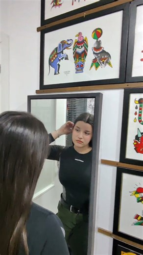 Chong on Instagram: "Helix piercing ✨ Sencillo, bien colocado y con la joya correcta para una curación sin líos. Los detalles pequeños son los que marcan la diferencia. Si te lo estás pensando, guarda el vídeo o escríbeme y lo vemos. #helixpiercing #piercingoreja #piercingstudio #piercingespaña #bodypiercing"