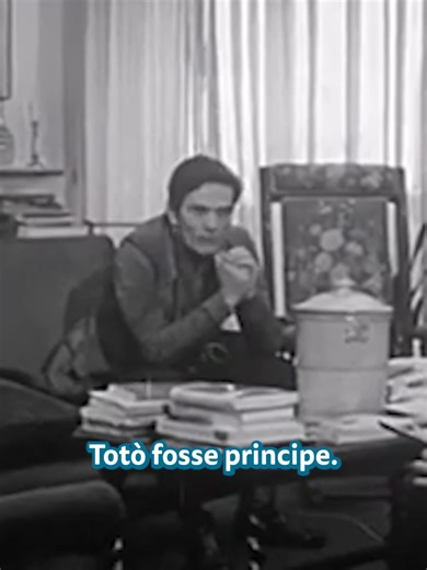 «Dicono che Totò fosse principe, ma se lo era, lo era a modo suo: una volta lasciò una mancia da 20mila lira a un cameriere. Di solito, i principi sono taccagni», racconta Pier Paolo Pasolini in una vecchia intervista Rai. Totò ha segnato intere generazioni, è diventato il volto di una Napoli «buona, vera, reale»: ed è impensabile, per Pasolini, pensare «a un Totò buono senza pensare a un Totò-marionetta, un Totò-Pulcinella». Per Pasolini, il destino finale di qualunque comico è, nel bene e nel 