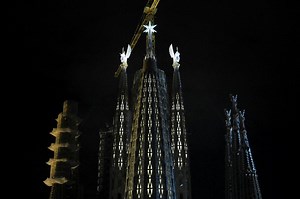 La cathédrale de la Sagrada Familia de Barcelone illumine deux nouvelles tours | RTS