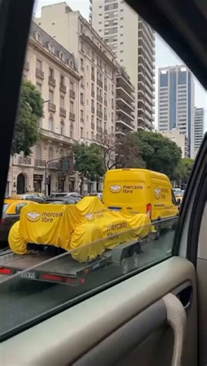 Veo que hay salames que dicen “se mandó por Libertador en hora pico” como si fuera un error… bobezno.. no te das cuenta que es una acción de marketing… queres que pasen a las 4 de la mañana o cuando no los ve nadie?