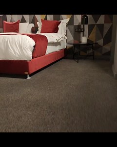 Budapest 被多瑙河分開兩邊，一邊 Buda，另一邊 Pest，Buda 比較文化歷史啲，Pest 就潮啲及多啲嘢食。傻英在 Budapest 的3日就係住呢間在Pest 嗰邊嘅酒店。 20分鐘步行去Central Market Hall，附近有食店，餐車，街頭食檔。 酒店走型格帶懷舊路線，大部分房間係 loft 複式設計。 Pest side 實在有太多酒店選擇，揀Stories 純粹係憑感覺 https://www.storiesbudapest.com/ | 燈燈燈凳 YOLO