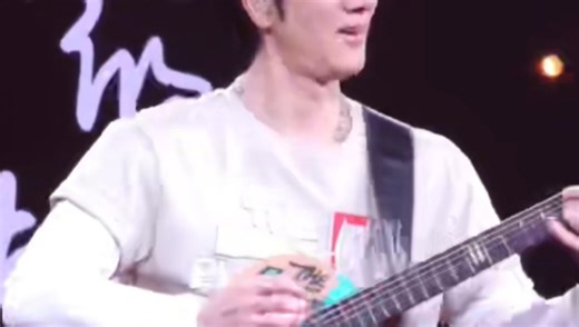 力宏演唱会现场与粉丝互动，"台上的光芒万丈，台下的泪光闪闪。"好感动，好开心！高清Live、王力宏现场直拍！