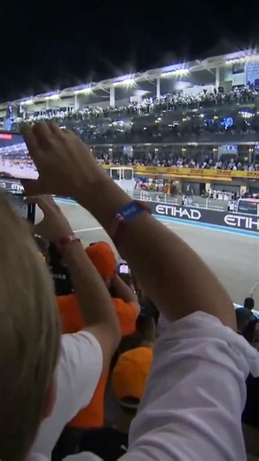 LastCorner on Instagram: "💥 È impossibile, alla viglia del weekend di Abu Dhabi, non richiamare alla memoria quella che fu una delle gare più assurde e controverse della storia di questo sport. Come sicuramente ricorderete, Verstappen ed Hamilton arrivarono a giocarsi il campionato 2021 all'ultimo giro dell'ultima gara. Avvantaggiato dalla controversa gestione della safety car nel finale, a spuntarla fu l'olandese. Hamilton dovette così cedere la leadership di una gara e di un campionato che, p