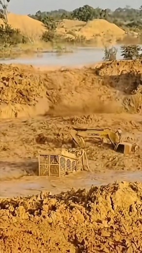 Dam Breaks, Operator Fighting to Survive… A heartbreaking moment captured in camera #disaster #heartbreaking #dam #educational | Fails TV