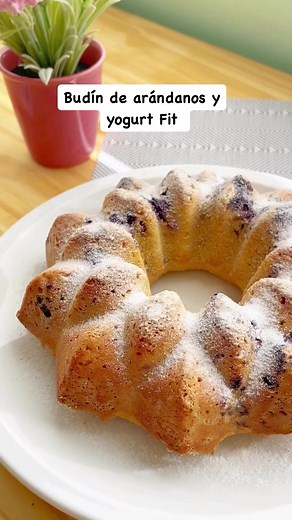 Budín de arándanos y yogurt fit Necesitas - 1 taza de harina de avena - 100 gr de coco 🥥 rallado - Estevia y Sal al gusto - 1 cucharilla de polvo de hornear - 1/2 taza de leche light - 1 taza de yogurt griego o natural - 1/4 taza de aceite de oliva - Esencia de vainilla - 4 huevos - 1 taza de arándanos Preparación Mezclar los ingredientes secos y luego añadir los líquidos, al final los arándanos, poner en un recipiente previamente engrasado hornear de 40 a 45 minutos a 180 grados, desmoldar con