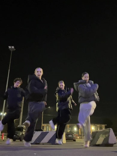 4MOTION Dance: Join the Trend with Energetic Moves