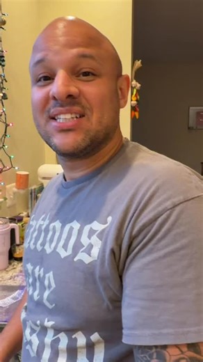 Showing you how to clean mussels the right way. Pull the beards. Tap the open ones. Toss the dead ones. Quick, clean, safe. #mussels #seafoodprep #cheftips #kitchenbasics #cookingtips | Jonathan Blackwell Dearden