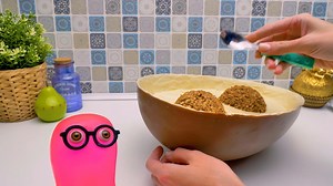 Slime Sam y su amiga Su adoran hacer dulces inusuales. Esta vez decidieron crear una gran versión de Kinder Joy! Puedes tratar de hacer uno también, para sorprender a tus amigos o familiares. Es una idea increíble para una fiesta, ¿verdad? Para hacer esta enorme versión de Kinder Joy, necesitarás moldes esféricos, un molde en forma de huevo, mucha leche y chocolate blanco, Nutella, leche condensada, nueces y obleas. Primero, hay que derretir el chocolate con leche y verter parte del chocolate en